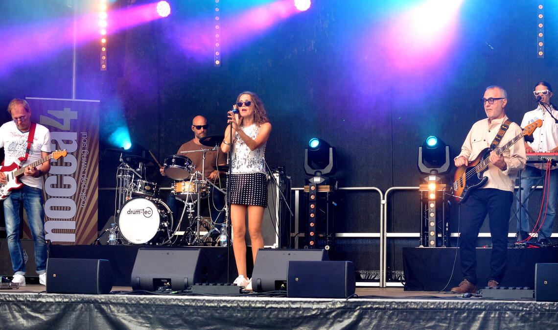 Die Band „Mocca 4“ feiert als Quintett ihre Premiere bei den „SommerevENZ“ – und lockt rund 600 Besucherinnen und Besucher auf das Gelände an der stillen Enz. Fotos: Stahlfeld