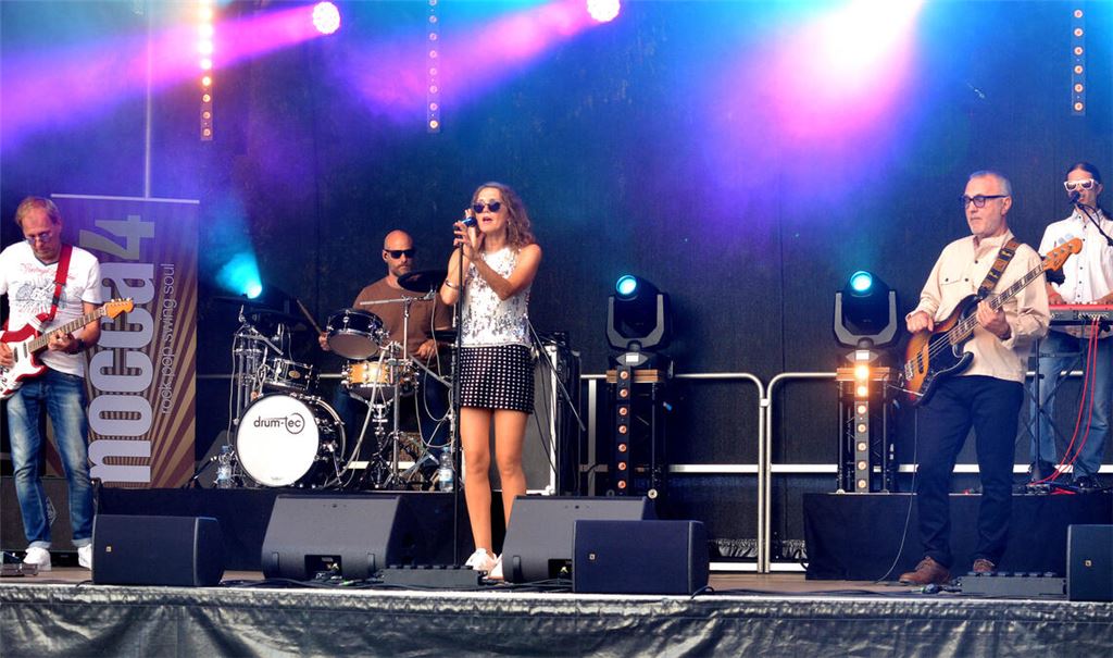 Die Band „Mocca 4“ feiert als Quintett ihre Premiere bei den „SommerevENZ“ – und lockt rund 600 Besucherinnen und Besucher auf das Gelände an der stillen Enz. Fotos: Stahlfeld