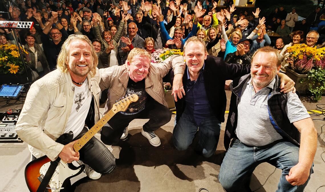 Die Band „Olles Leiwand“ mit Bandgründer Peter Mühlbauer (2.v.li.) tritt am Samstag beim SommerevEnz an der stillen Enz auf. Foto: privat