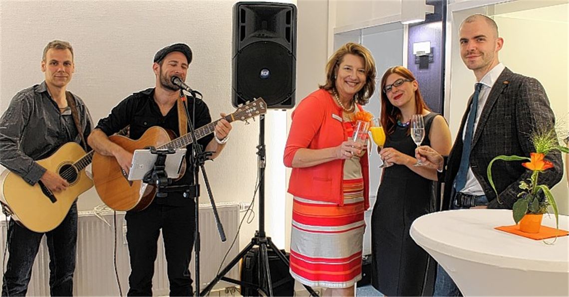 Die Band Radiosoul spielt bei der Eröffnung der neuen Praxis von Dr. Yvonne Fischer (Mitte). Bei der Feier wurde auch ein Bild des Mühlacker Fotografen Michael Dienelt zugunsten der Lebenshilfe versteigert. Das höchste Gebot gab der Chemiker Dr. rer. nat. Alexander Scherer (re.) ab. Foto: Schröder
