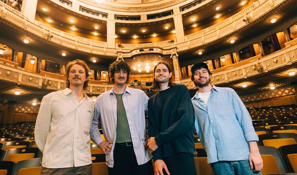 Die Band Rikas beim Interview im Stuttgarter Opernhaus. Am 4. Juli spielen sie dort ihr Jubiläumskonzert.
