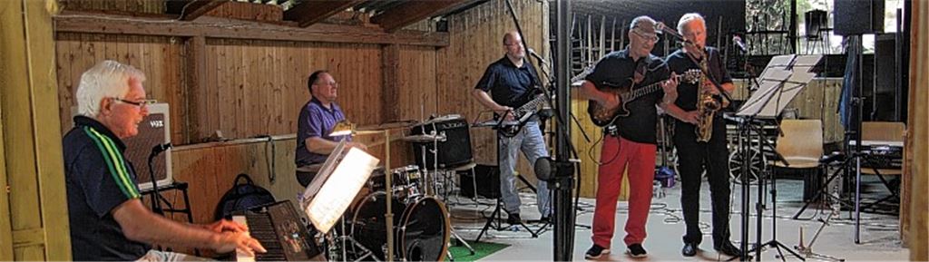 Die Band „Road and Friends“ legt sich musikalisch für die Kirchensanierung ins Zeug.