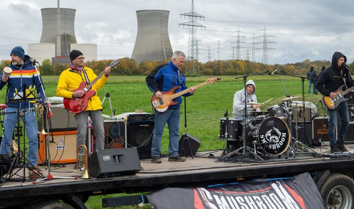Die Band Smushroom spielt auf einem Anhänger kurz vor der Sprengung.