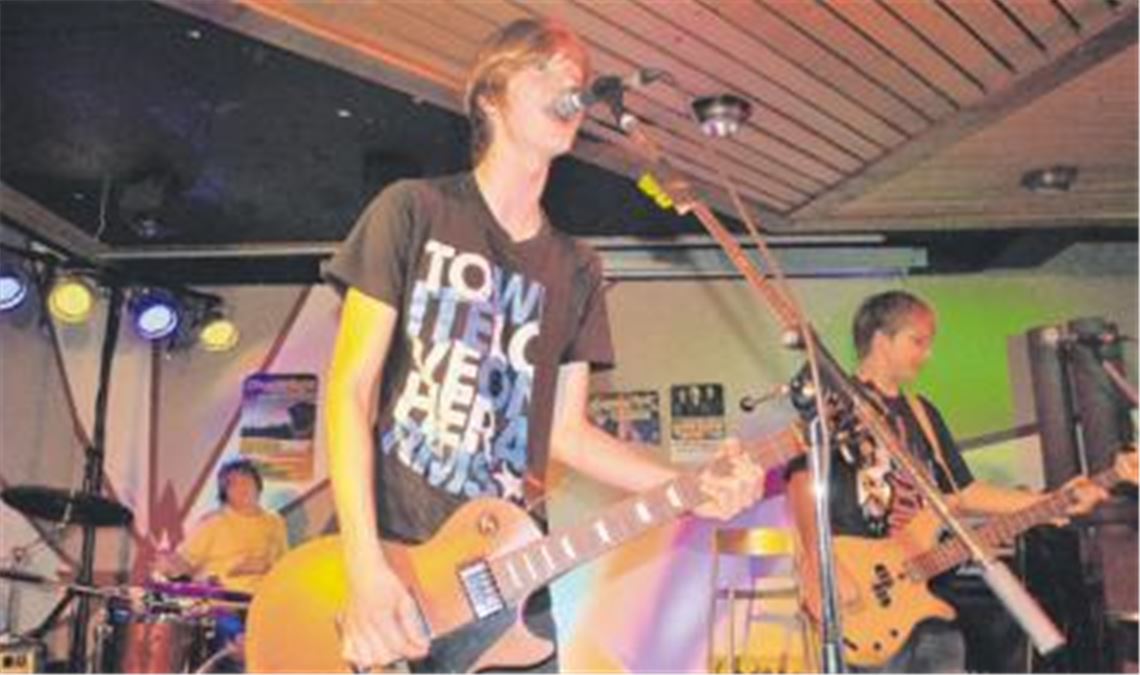 Die Band Wake up lässt das Jugendhaus mit Punkrock beben. Foto: Stahlfeld
