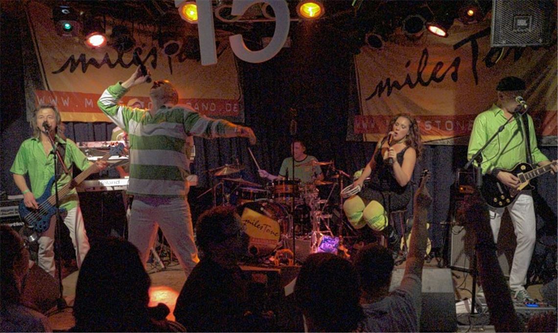Die Band milesTone mit (v.li.) Matze Lange (Bass), Jörg Laszak (Keyboard), Achim Dürr (Gesang), Lars Vollmer (Schlagzeug), Tressa Rose Schreiber (Gesang) und Andy Higler (Gitarre).