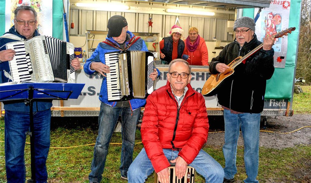 Die Band mit Hedwig Ramstein (re.) und Sonja Mahler im Verkaufsstand. Foto: Stahlfeld