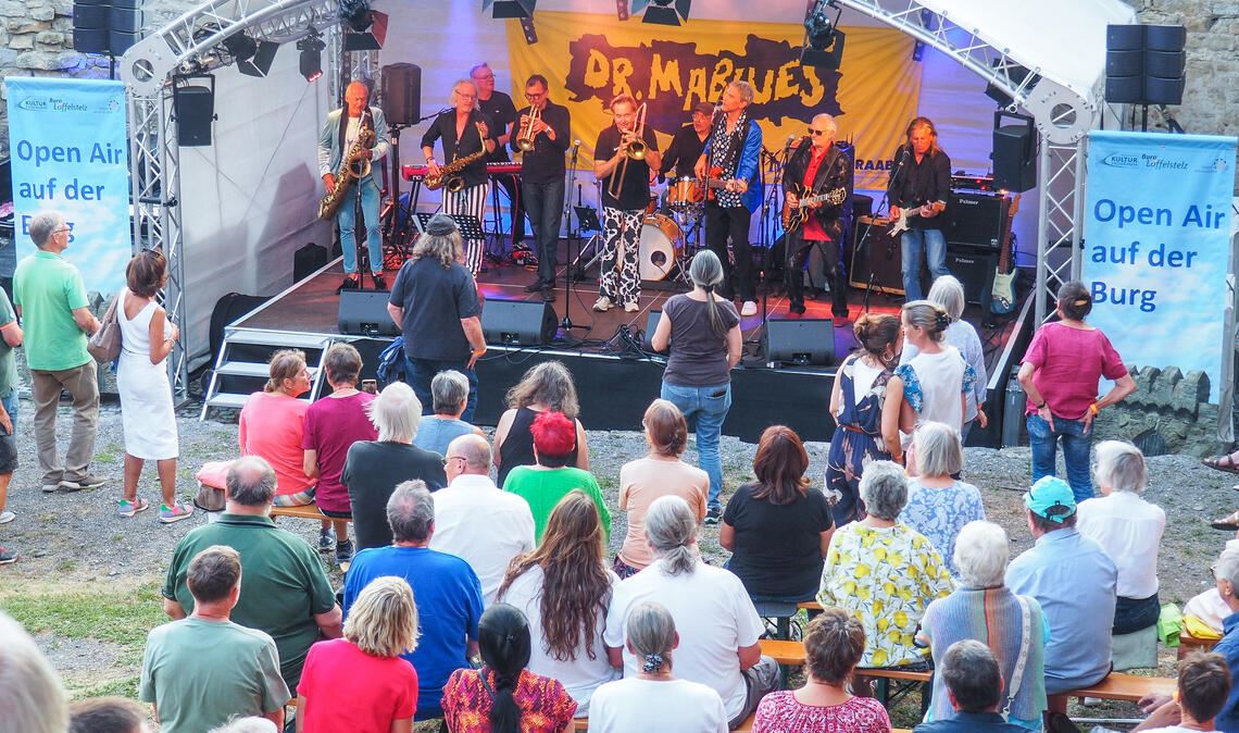 Die Band zeigt sich in bester Spiellaune und musikalischer Hochform. Foto: Müller