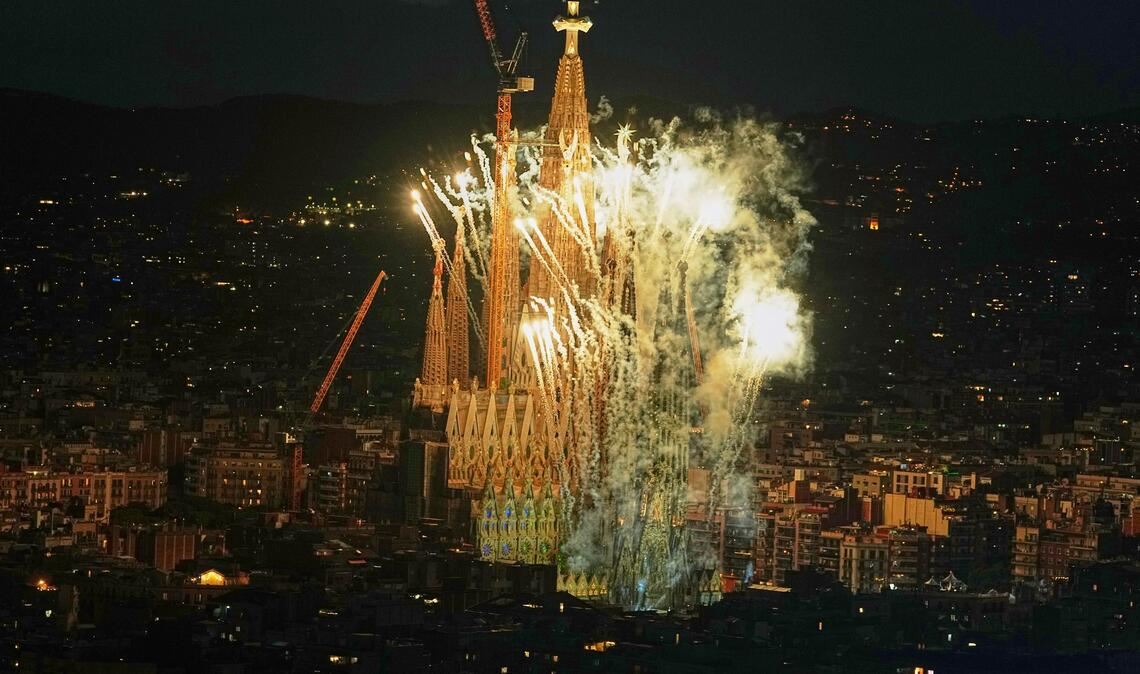 Die Basilika der Sagrada Família in Barcelona ist von Feuerwerkslichtern umgeben, nachdem Papst Leo XIV. den Jesus-Turm gesegnet hat.