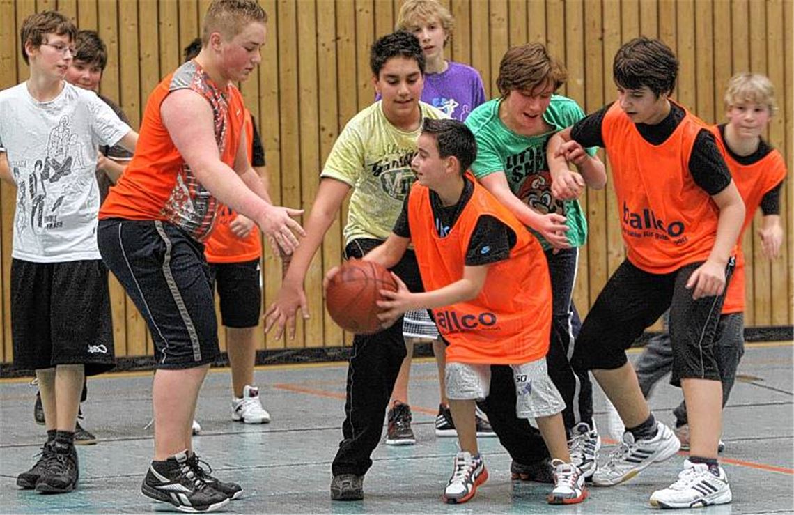 Die Basketball-Anfängergruppe macht allmählich Fortschritte, auch wenn die Trainingsspiele noch etwas chaotisch wirken. Fotos: Eigner