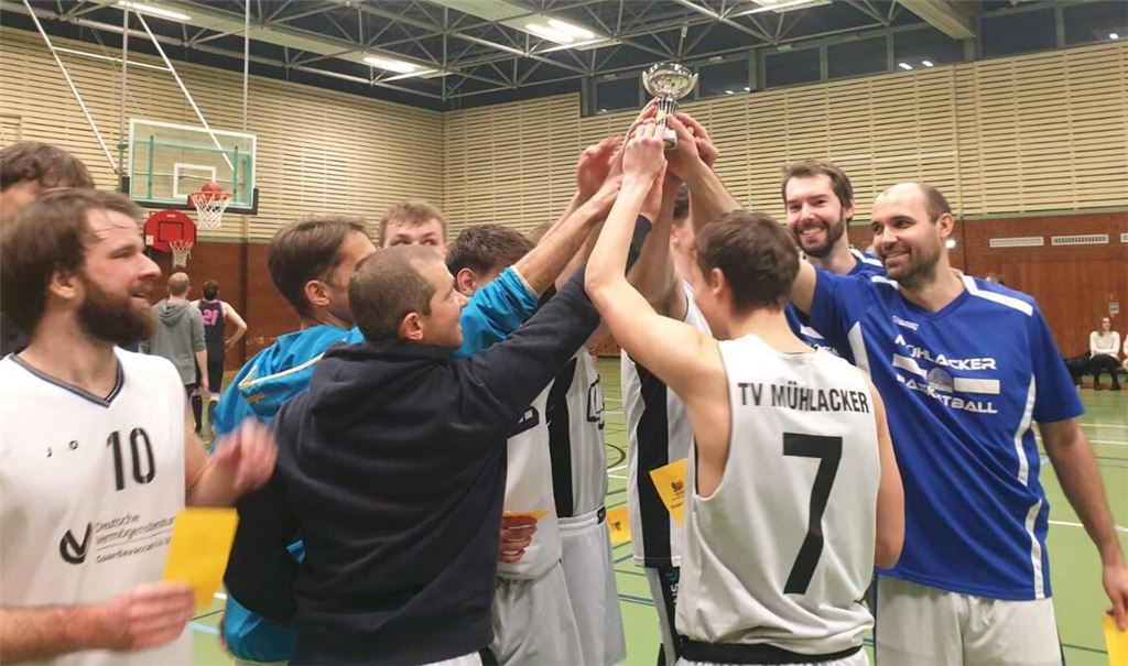 Die Basketballer des TV Mühlacker feiern den Pokalsieg. Foto: privat