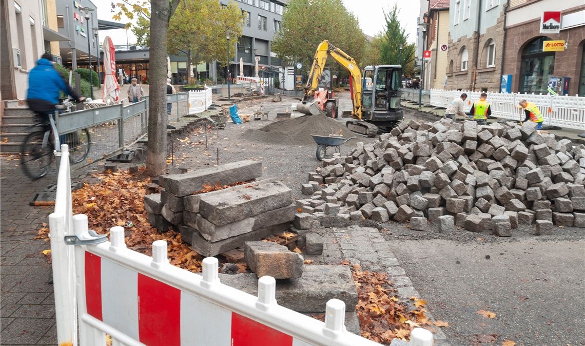 Die Baustelle auf Höhe des Erich-Fuchslocher-Platzes bei der Drehscheibe sorgt dafür, dass die Bahnhofstraße derzeit von zwei Seiten aus eine Sackgasse ist. Wie es nach den Bauarbeiten mit dem Verkehr in der „Einkaufsmeile“ weitergeht, ist Gegenstand einer Diskussion, die durch einen Vorstoß der CDU noch einmal an Fahrt aufgenommen hat. Foto: Fotomoment