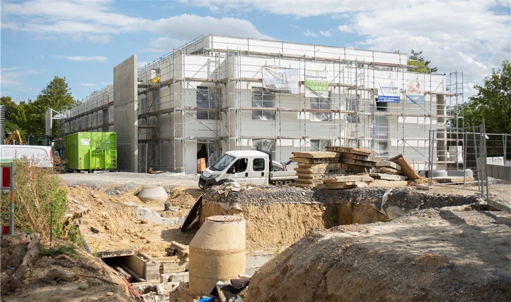 Die Baustelle beim Krankenhaus Mühlacker, wo das Sozialwerk Bethesda ein Kurz- und Übergangspflegeheim baut, ist bisher im Gegensatz zu vielen anderen Projekten nicht stark von Preissteigerungen betroffen. Auch der Zeitplan steht: Der Bezug soll wie geplant im Januar 2023 über die Bühne gehen. Foto: Fotomoment