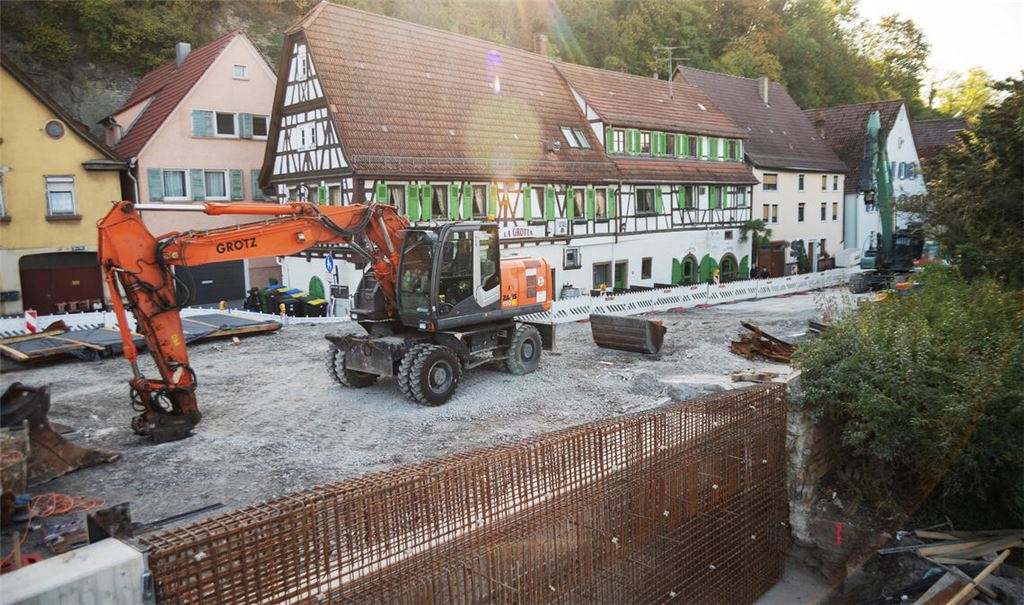 Die Baustelle für den Hochwasserschutz neben der neuen Brücke. Foto: Fotomoment