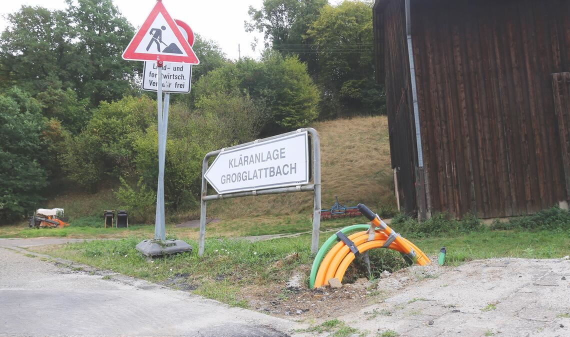 Die Baustelle in der Vaihinger Straße befindet sich außerhalb des Orts. Foto: Schüller