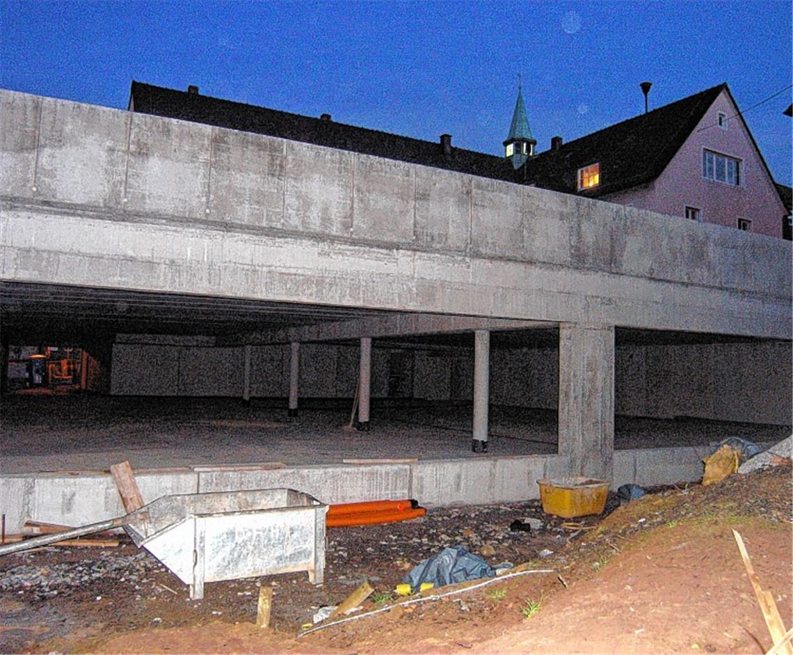 Die Baustelle liegt vor der Haustür. Wie sich die Fassade der Garage am Rathaus einmal präsentieren wird, führt Patric Göhner (re.) vor Augen.