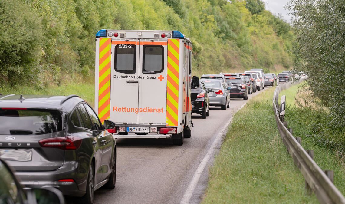 Die Baustellenampel am Mühlacker Ortseingang sorgt vor allem aus Richtung Enzberg regelmäßig für längere Rückstaus. Fotos: Fotomoment
