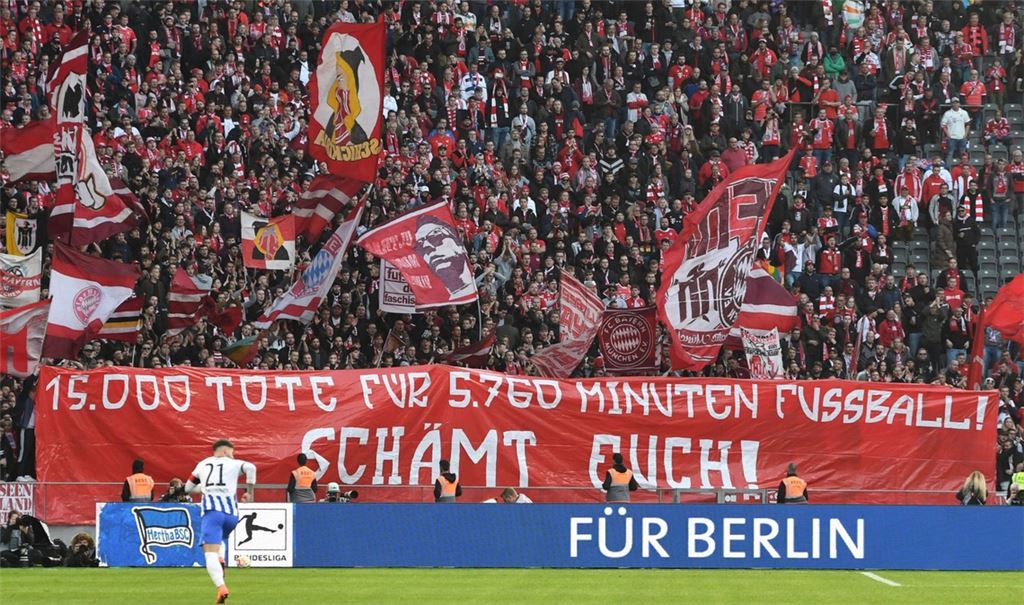 Die Bayern-Fans in Berlin demonstrieren gegen die WM in Katar.