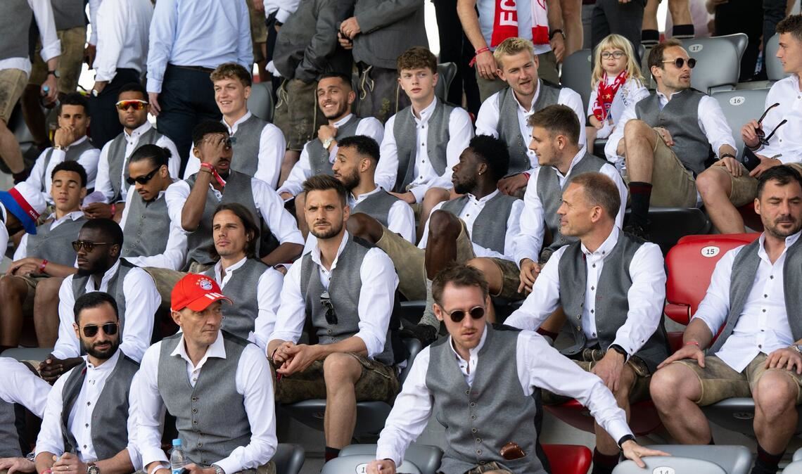 Die Bayern-Mannschaft im Stadion am Bayern-Campus.