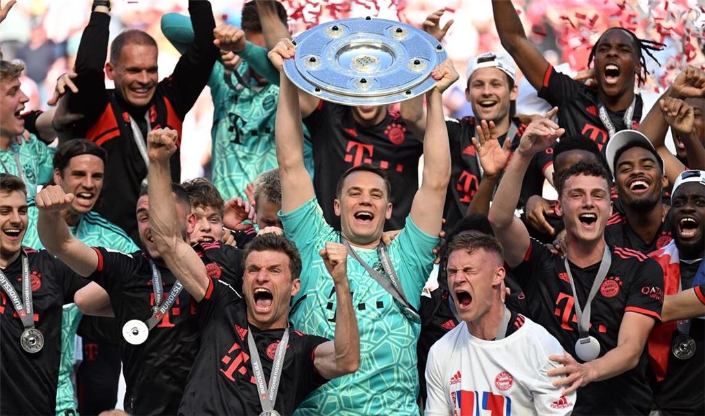 Die Bayern-Spieler feiern den Gewinn der 33. deutschen Meisterschaft.