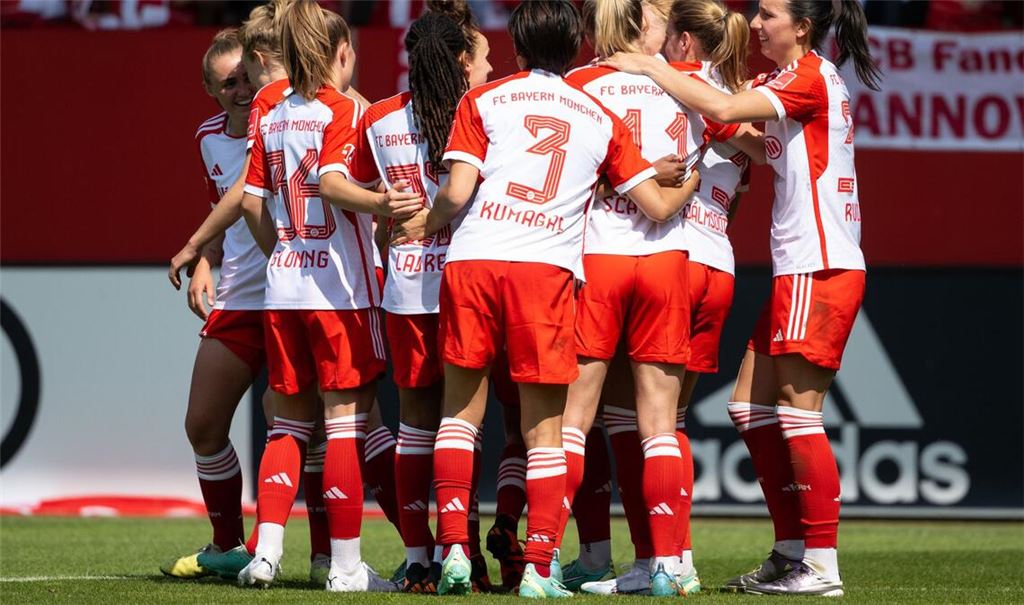 Die Bayern-Spielerinnen feierten zum Saisonabschluss einen Kantersieg.