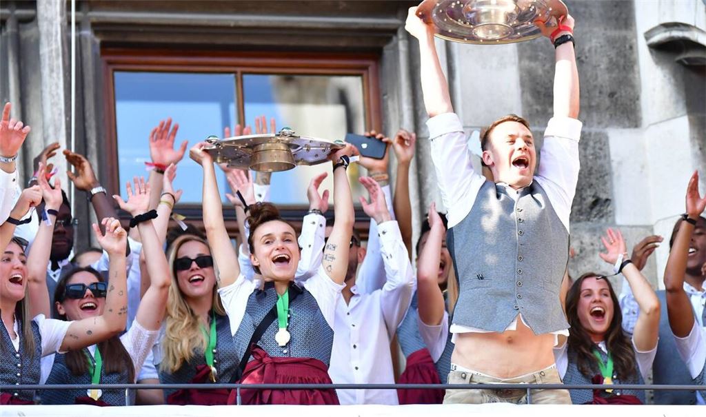 Die Bayern-Teams der Männer und der Frauen feiern ihre Meistertitel gemeinsam auf dem Balkon des Münchner Rathauses.