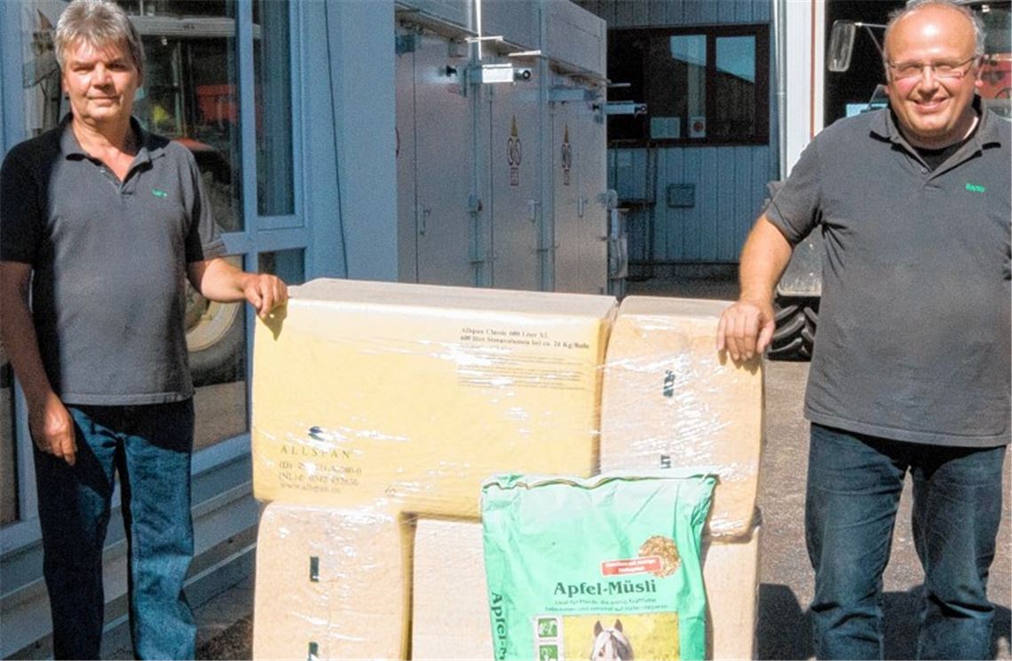 Die Baywa-Mitarbeiter Helmut Schüle und Martin Hachtel vor dem neuen Verwaltungsgebäude mit Einzelhandel. Foto: Wendelstein
