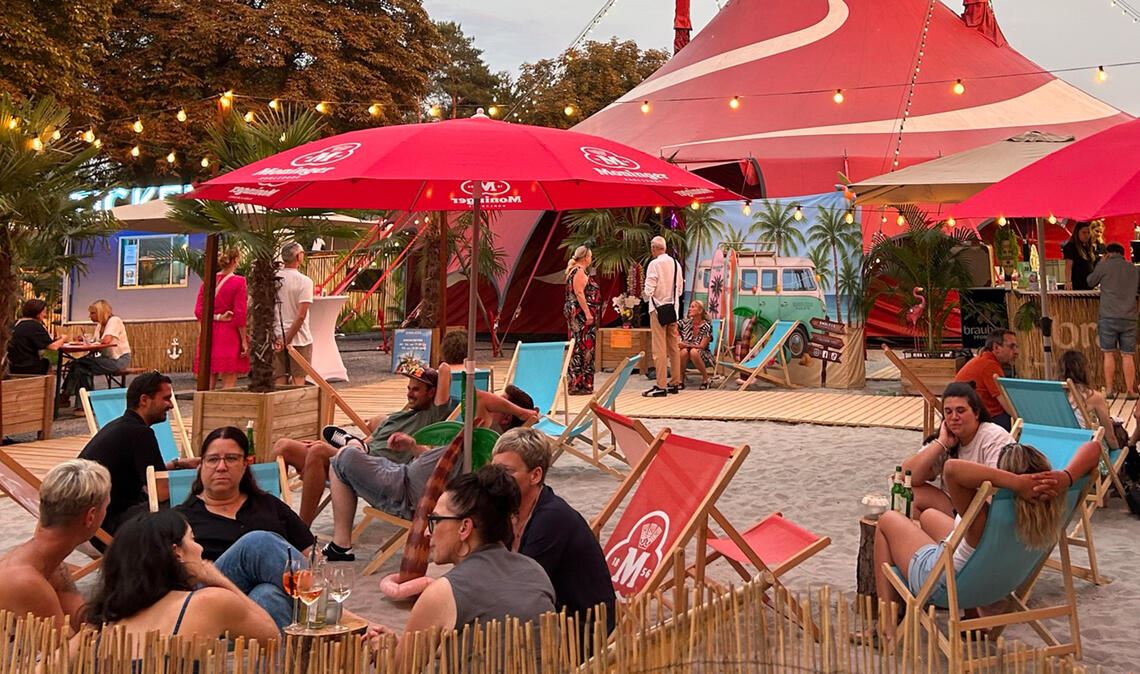 Die Beach-Bar kehrt, in diesem Jahr ohne Varieté-Programm, auf den Festplatz im Letten zurück. Foto: privat