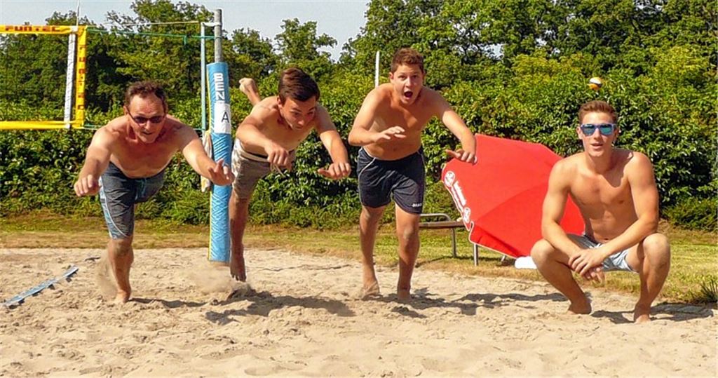 Die Beachvolleyballer haben trotz Hitze Spaß im Sand.