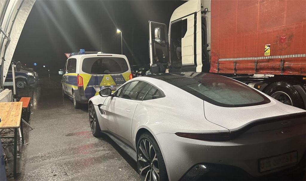 Die Beamten beschlagnahmten den Aston Martin.