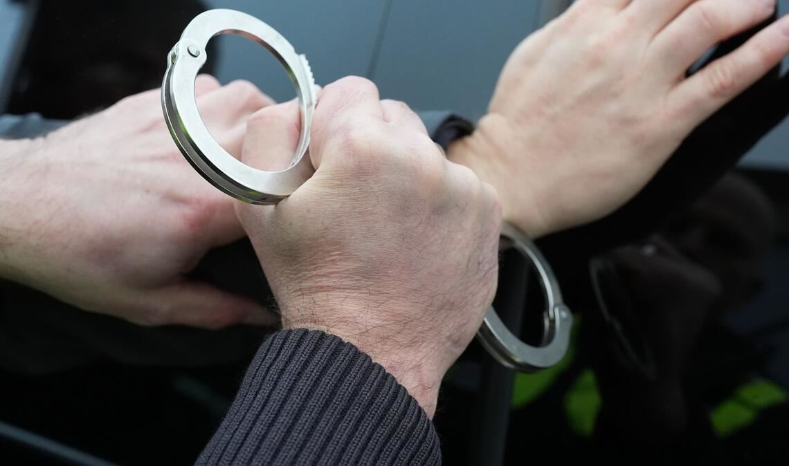 Die Beamten nahmen den Mann fest und ein Richter erließ am Sonntag Haftbefehl. (Symbolbild)