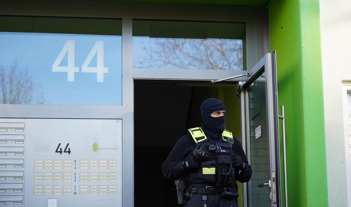 Die Beamten sicherten am frühen Morgen Material.