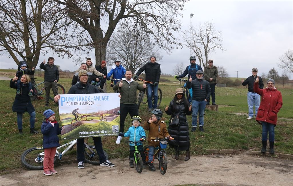 Die Befürworterriege um Sebastian Langen (mit Plakat vorne im Bild) steht: Den Daumen hoch für einen „Rundkurs mit Wellen, Steilkurven und Sprüngen“ in Knittlingen recken hier unter anderem Eltern, Gemeinderäte und Selbstständige aus der Fauststadt. Foto: Wewoda