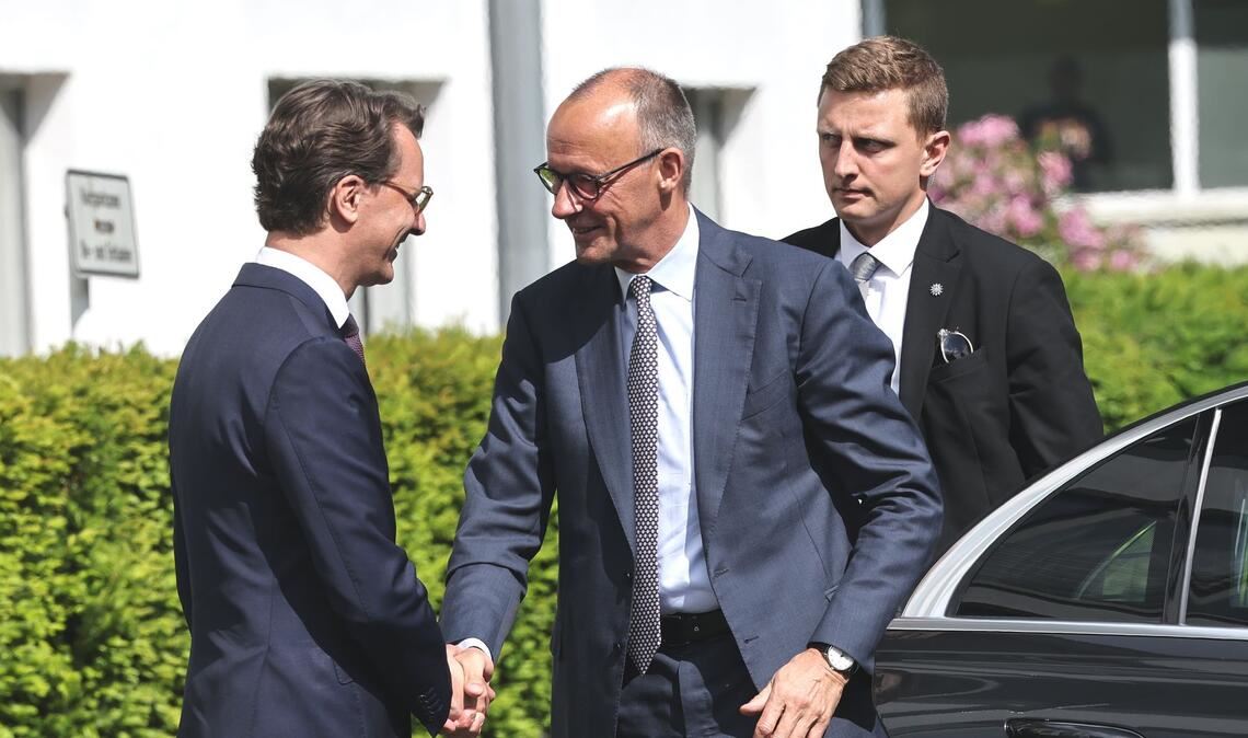 Die Begrüßung war geschäftsmäßig.