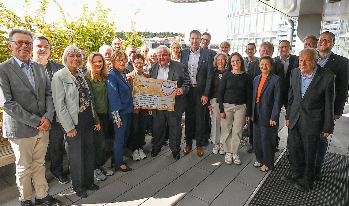 Überwältigende Spendenbereitschaft Die Begünstigten der Spendenaktion des ehemaligen Vorstandsvorsitzenden der Sparkasse Pforzheim Calw, Hans Neuweiler. Foto: Bott