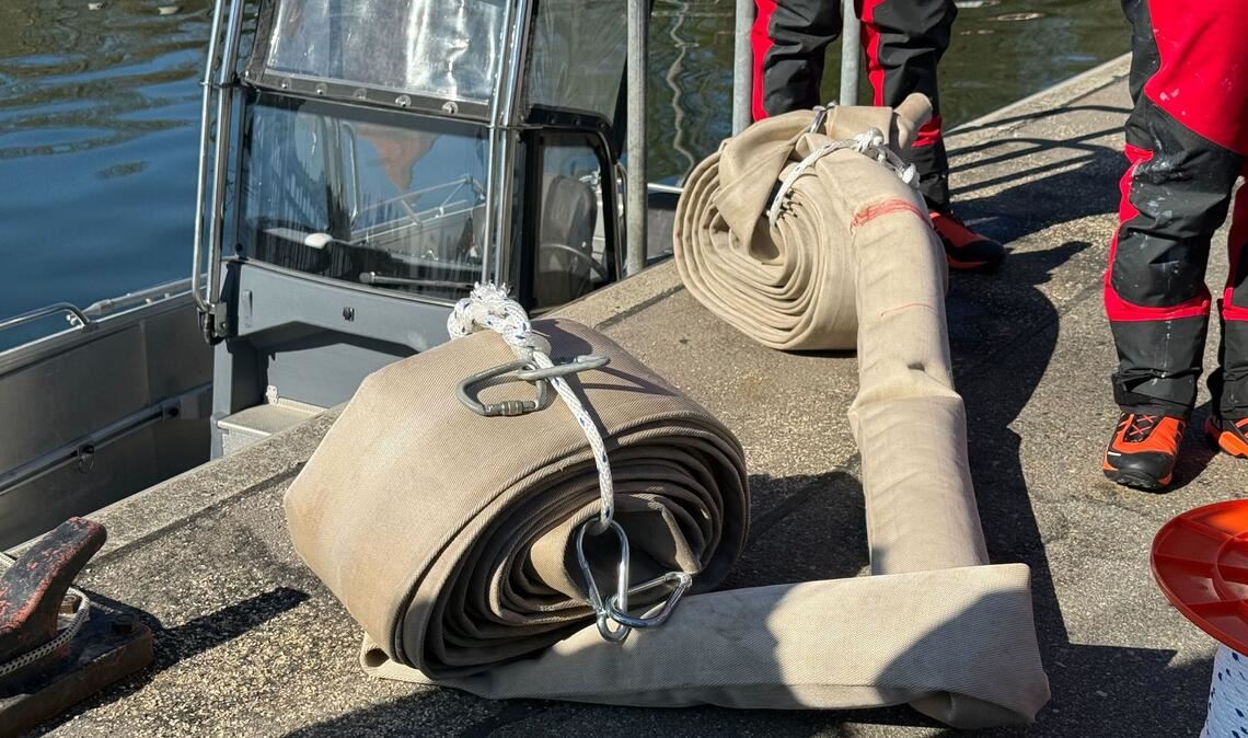 Die Behörden haben grünes Licht für die Benutzung von Gurten gegeben, um den Wal zum Transportschiff zu führen.