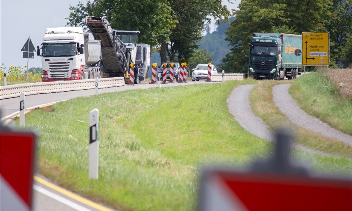 Die Belagsarbeiten an der Bundesstraße 35 liegen im Zeitplan. Die Baustelle sorgt für Verkehrsbehinderungen, die derzeit besonders in Mühlacker spürbar sind. Fotomoment