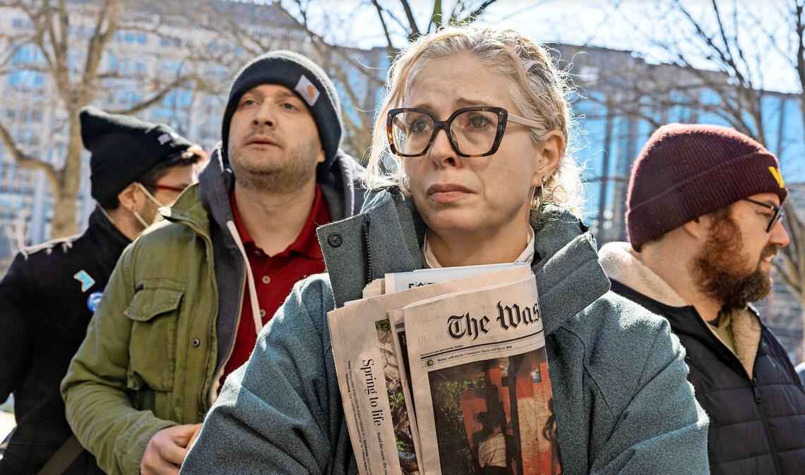 Die Belegschaft der Zeitung protestiert gegen die Kürzungen.