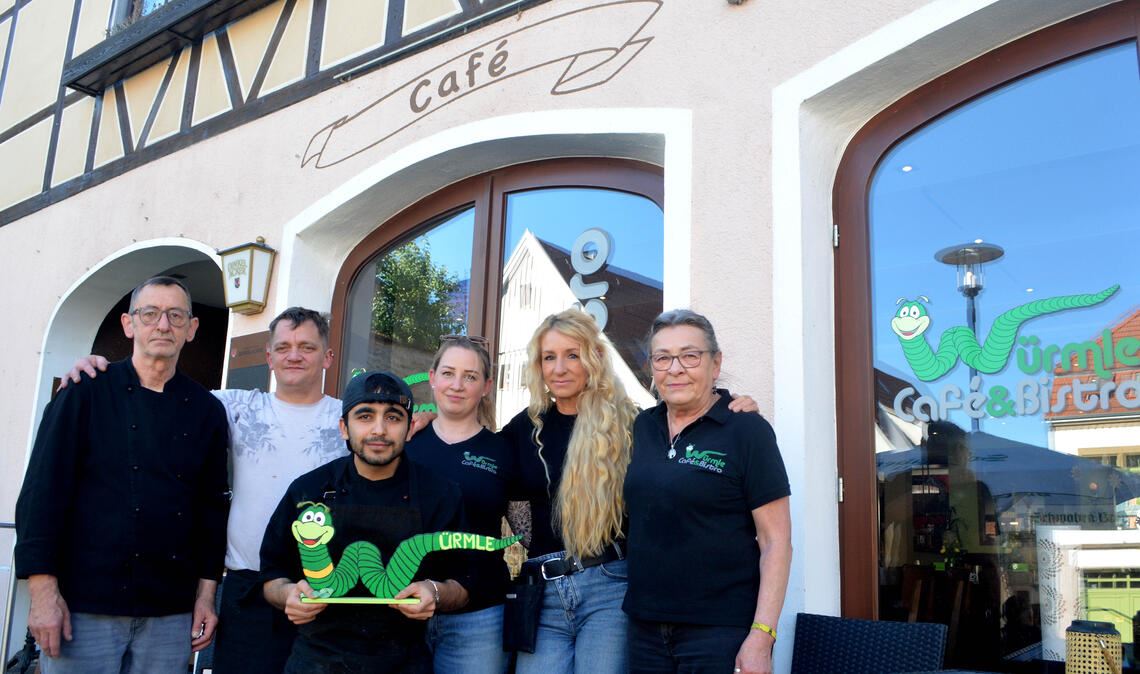 Die Belegschaft des „Würmle“ (hier ein Teil davon) kommt am letzten Öffnungstag noch einmal zusammen. Fotos: Stahlfeld