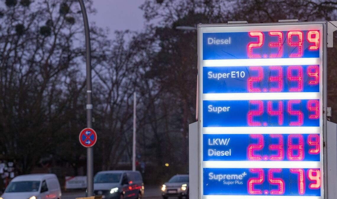 Die Benzinpreise sind am Mittwochmorgen noch einmal deutlich gestiegen - wenn auch nicht überall so stark wie an dieser Tankstelle in Berlin.
