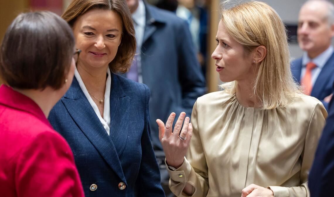 Die Beratungen von EU-Chefdiplomatin Kaja Kallas (r) mit den Außenministerinnen und Außenministern sollten eigentlich vertraulich sein. (Archivbild)