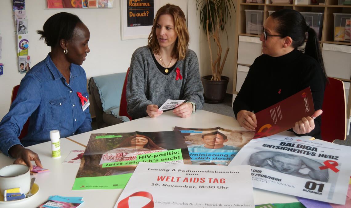 Die Beratungsstelle „Spotlight“ in Pforzheim wird sich auch in diesem Jahr wieder am Welt-Aids-Tag beteiligen, kündigen Sonia Sautter, Claudia Jancura und Grit Butz bei einem Pressegespräch am Montag (v.li.) an. Foto: Friedrich