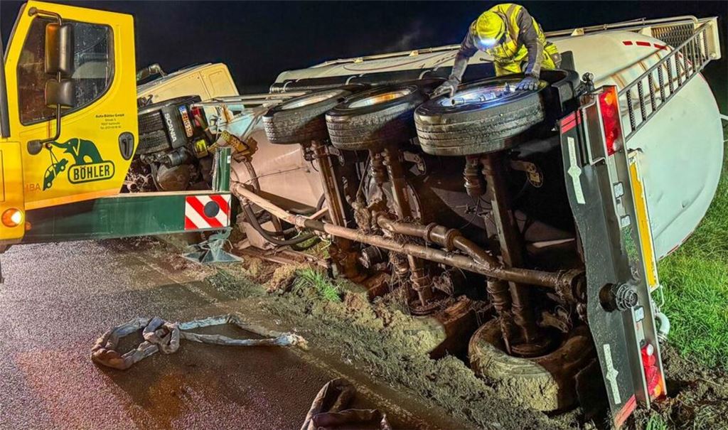 Die Bergung des schweren Fahrzeugs gestaltet sich aufwendig.Foto: Einsatz-Report 24