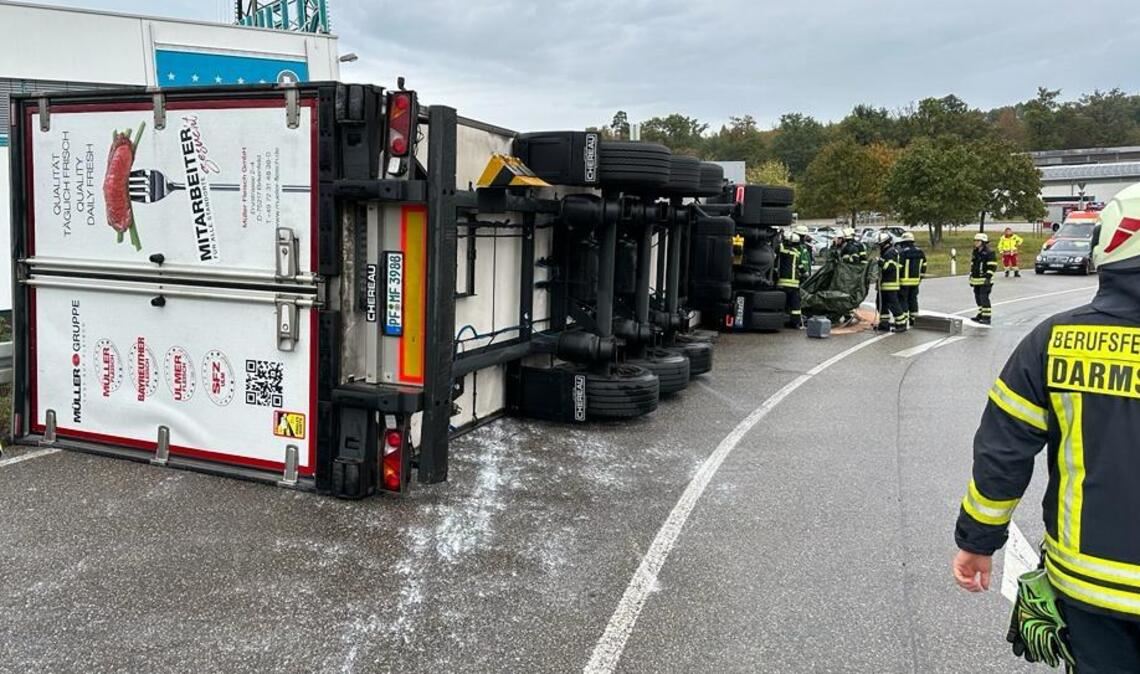 Die Bergung des umgekippten Sattelzugs gestaltet sich aufwendig. Foto: Myroshnichenko
