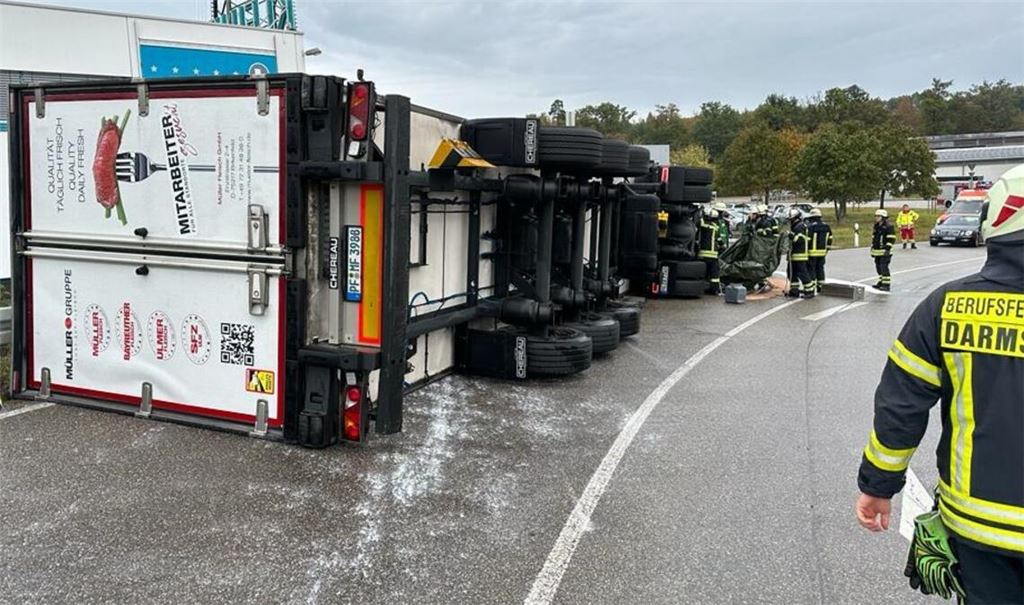 Die Bergung des umgekippten Sattelzugs gestaltet sich aufwendig. Foto: Myroshnichenko