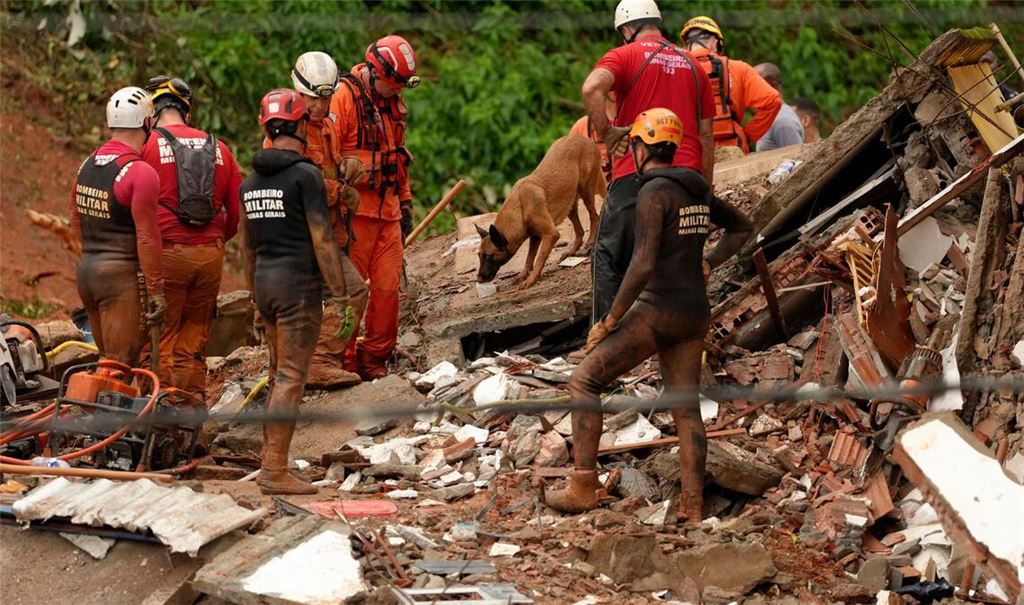 Die Bergungsarbeiten mussten aufgrund anhaltender Regenfälle zeitweise unterbrochen werden.