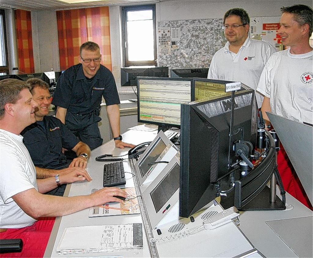 Die Berufsfeuerwehr-Mitarbeiter Armin Reisert und Guido Lobermann (2. und 3. v. li.) geben den DRK-Disponenten (v. li.) Marco Faas, Gregor Kunzmann und Sascha Pietsch vertiefende Einblicke in die Arbeit der Pforzheimer Feuerwehr.