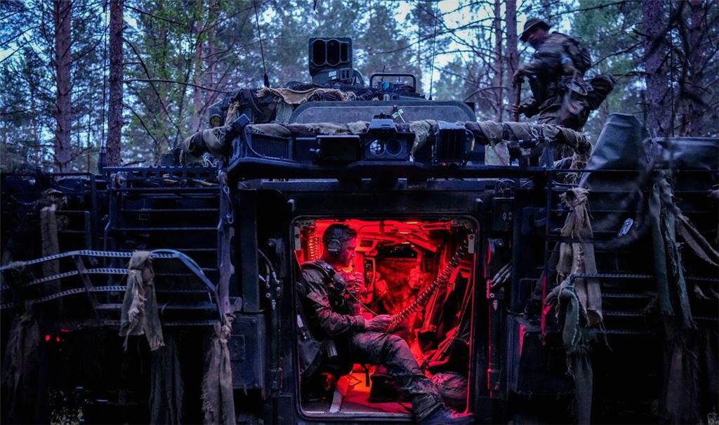Die Besatzung eines Schützenpanzers der Bundeswehr nimmt an der Großübung „Freedom Shield 2026“ in Litauen teil.