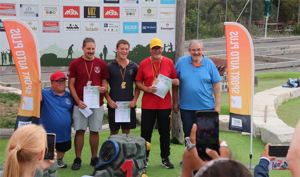 Die Besten der Gesamtwertung mit Sportwart Richard Raith (links) und TV-Präsident Frank Hertfelder. Fotos: Arning
