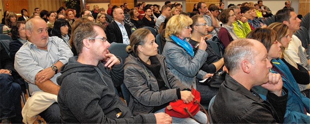 Die Besucher der Veranstaltung verfolgen konzentriert die Ausführungen der Schulleiter.