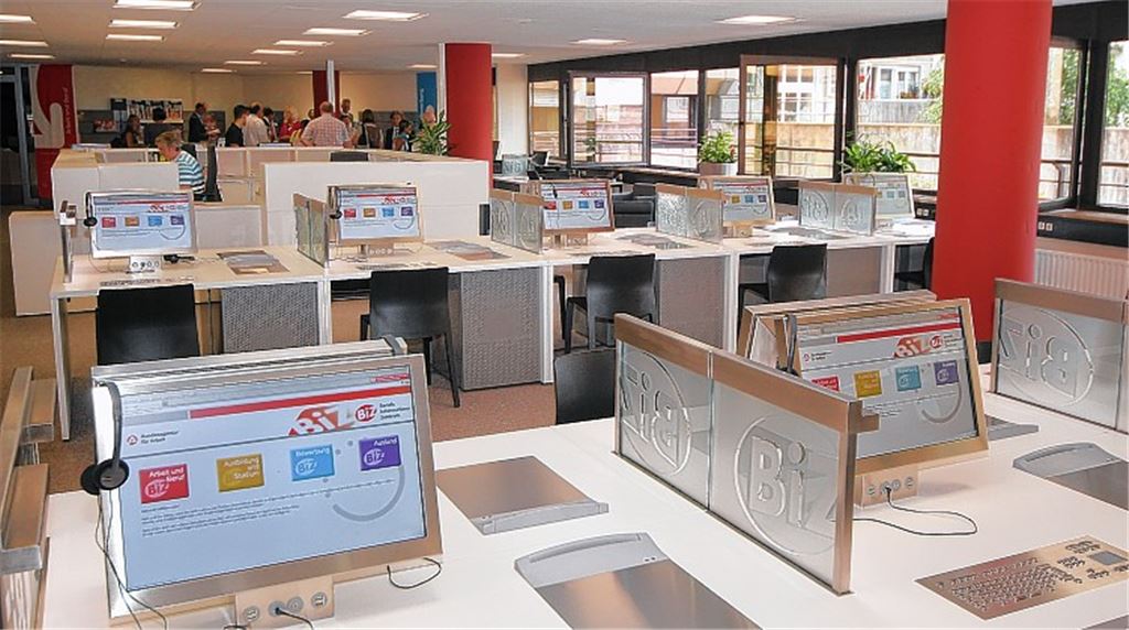 Die Besucher des Berufsinformationszentrums in der Pforzheimer Arbeitsagentur finden moderne Technik vor. Jeder Bildschirm hat Internet-Zugang sowie USB-Schnittstellen. Foto: Kollros